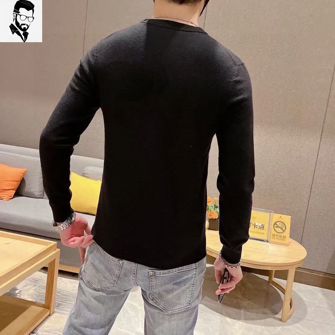🅿️240 【LV Louis Vuitton】Autumn and winter classic round neck pullover sweater, in full condition! ! ! Wool blended fabric, the latest model in 2025, golden ratio! ! Slim-fitting soft gold, versatile and practical item, the combination and practicality are extremely powerful, simple and elegant, and classy! To create your own style, it is highly recommended to buy it in two colors. The standard slim fit tailoring process is suitable for both young and old men. It is knitted from wool and will not cause any discomfort! While keeping warm, it is stylish, textured and wearable, and the classic logo with contrasting colors on the chest feels in place! ! Recommended for regular customers! ! Size M-3XL (maximum wear: 190 pounds)